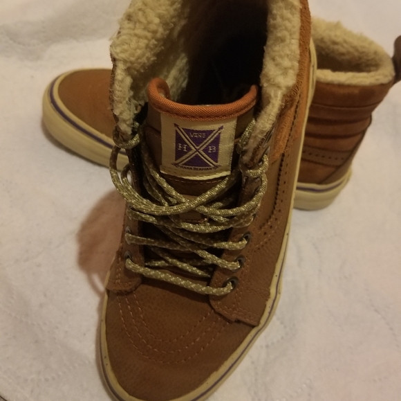 Van's size 3.5 men and size 5 in women. - Picture 4 of 5